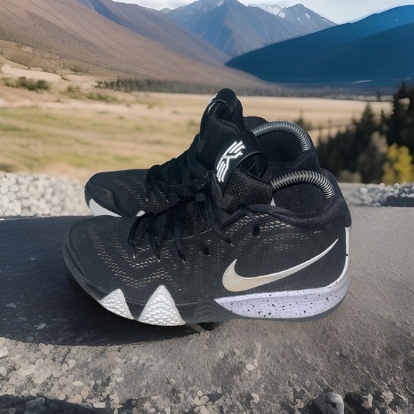 Nike Kyrie 4 Oreo Sneakers Shoes Black White Mens Size 7.5 Basketball AV2296-001 - Picture 1 of 16